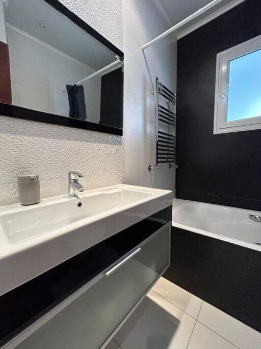 Cosy Et Spacieux, Avec Balcon Apartamento